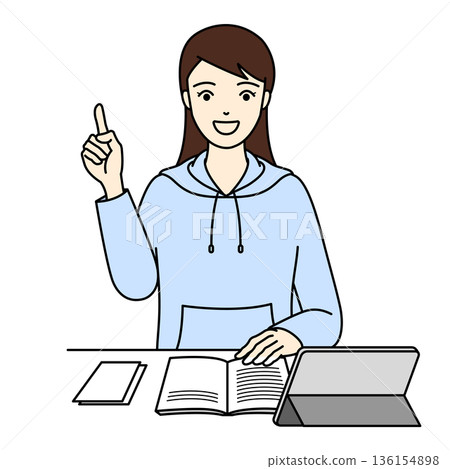 一位微笑的女士一邊用平板電腦學習，一邊想到什麼，並指出來。 136154898