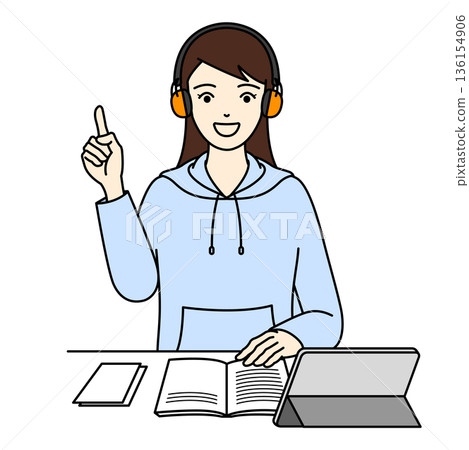 一位女士戴著耳罩隔絕噪音，微笑著談論重要的事情。 136154906