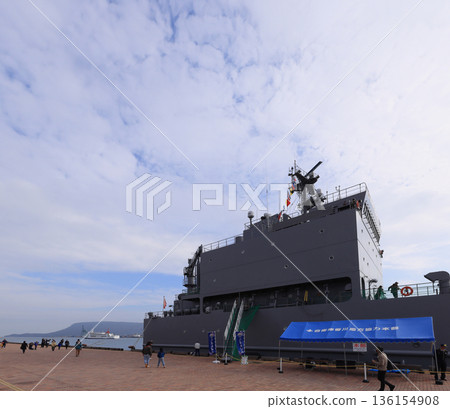 The Self-Defense Force transport ship "Nihonbare" and Yashima, which called at Takamatsu Port 136154908