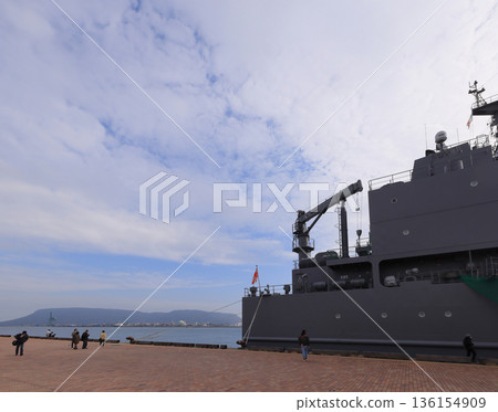 自衛隊運輸艦「日本晴號」和「屋島號」停靠高松港。 自衛隊運輸艦「日本晴號」和「屋島號」停靠高松港。 136154909