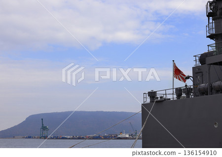 The Self-Defense Force transport ship "Nihonbare" and Yashima, which called at Takamatsu Port 136154910