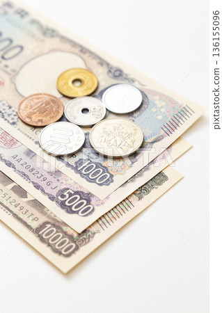 白色背景的日本貨幣 白色背景的日本貨幣 136155096