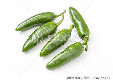 白色背景下的墨西哥胡椒 136155147