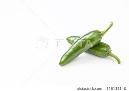 白色背景下的墨西哥胡椒 136155148