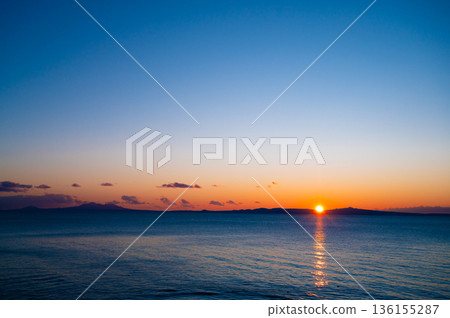 從羅臼町看到的2026年國後島的第一縷日出 從羅臼町看到的2026年國後島的第一縷日出 136155287