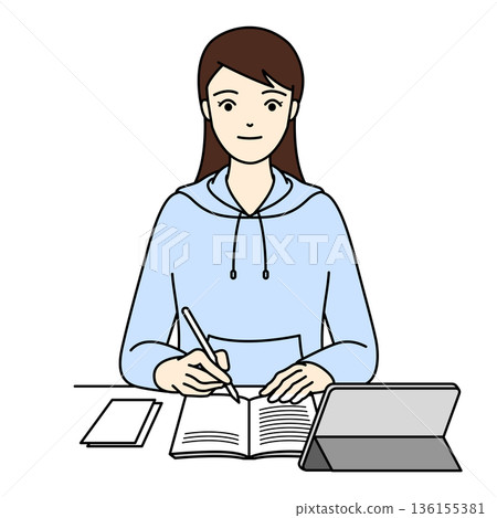 一位身穿連帽衫的女士正在認真地使用平板電腦和筆記型電腦學習。 136155381