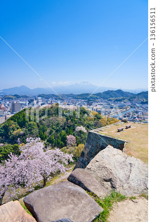 <鳥取縣> 四月,從米子城遺址眺望米子市及大山,春日景色 <鳥取縣> 四月,從米子城遺址眺望米子市及大山,春日景色 136156511