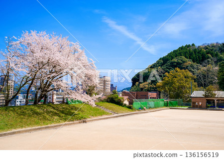 <鳥取縣> 米子城遺址:四月,原二之丸遺址網球場和大山上的櫻花盛開 <鳥取縣> 米子城遺址:四月,原二之丸遺址網球場和大山上的櫻花盛開 136156519