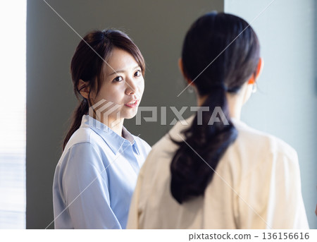 開會的商務人士 136156616