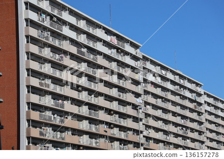 藍天白雲下，公寓大樓林立的城市景觀 136157278