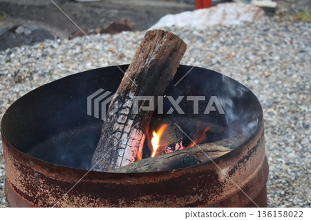 一個在鼓裡生起營火的場景 一個在鼓裡生起營火的場景 136158022