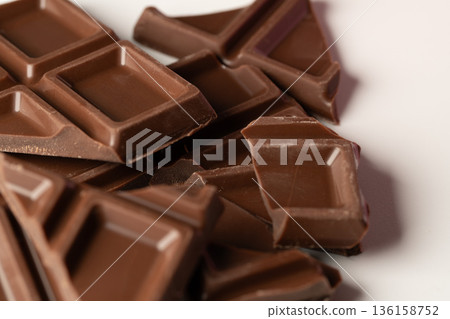 白色背景上的碎巧克力 136158752