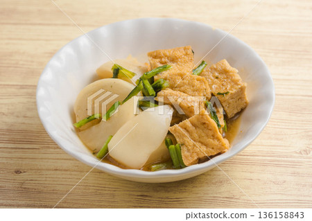 Boiled deep-fried tofu and small turnip 136158843