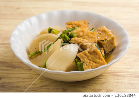Boiled deep-fried tofu and small turnip 136158844