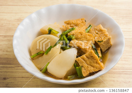 水煮油炸豆腐和小蘿蔔 水煮油炸豆腐和小蘿蔔 136158847