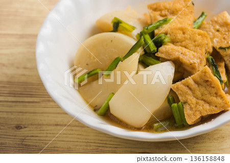 水煮油炸豆腐和小蘿蔔 136158848