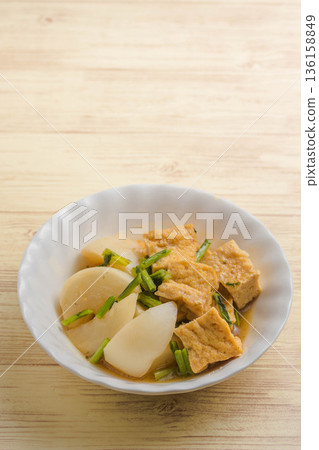 水煮油炸豆腐和小蘿蔔 136158849