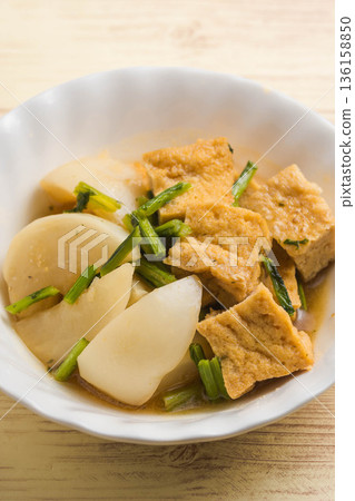 水煮油炸豆腐和小蘿蔔 136158850