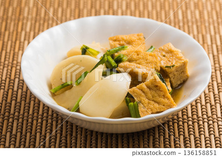 水煮油炸豆腐和小蘿蔔 136158851