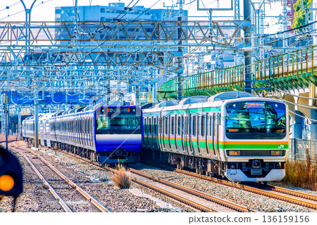 日本橫濱城市景觀:湘南新宿線(右)駛近鶴見站,「藍色山手線」以及廣受歡迎的新橫須賀線列車 日本橫濱城市景觀:湘南新宿線(右)駛近鶴見站,「藍色山手線」以及廣受歡迎的新橫須賀線列車 136159156