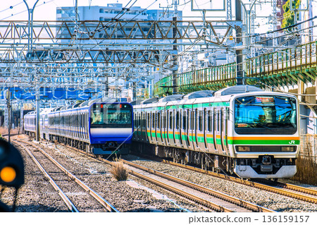 日本橫濱城市景觀:湘南新宿線(右)駛近鶴見站,「藍色山手線」以及廣受歡迎的新橫須賀線列車 日本橫濱城市景觀:湘南新宿線(右)駛近鶴見站,「藍色山手線」以及廣受歡迎的新橫須賀線列車 136159157