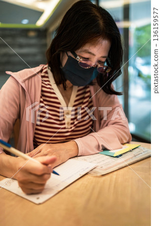 明亮房間裡的女性特別寫真拍攝 明亮房間裡的女性特別寫真拍攝 136159577