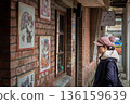 女性隔窗欣賞文創店商品 136159639
