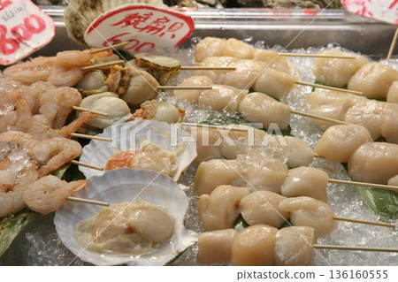 Kuromon Market's scallops and shrimp will make you crave cold sake Kuromon Market's scallops and shrimp will make you crave cold sake 136160555