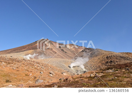 北海道旭岳的地獄谷和火山煙霧 北海道旭岳的地獄谷和火山煙霧 136160556