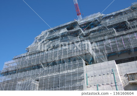Large-scale construction work/temporary scaffolding and tower cranes 136160604