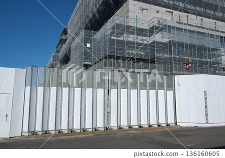 Large-scale construction work/construction gates and temporary scaffolding Large-scale construction work/construction gates and temporary scaffolding 136160605