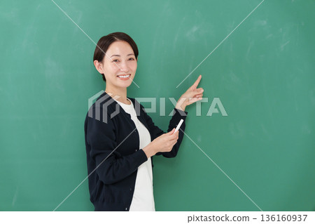 女老師微笑 136160937