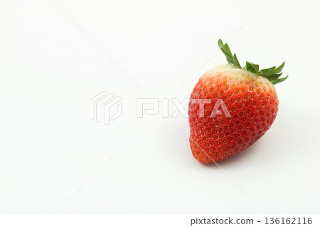 Fresh strawberries that become the main attraction of the dessert Fresh strawberries that become the main attraction of the dessert 136162116