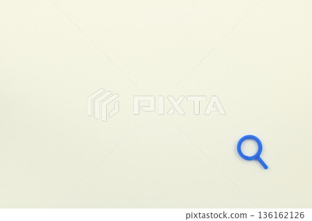 一個簡單的設計搜尋和放大鏡小雕像 一個簡單的設計搜尋和放大鏡小雕像 136162126