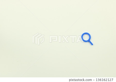 搜尋資訊和放大鏡藍色圖標 136162127