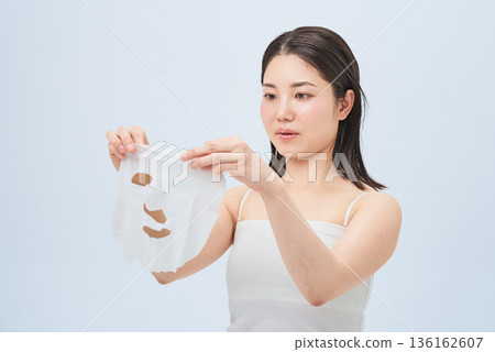 做面膜的年輕女人 136162607