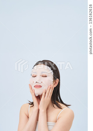做面膜的年輕女人 136162616
