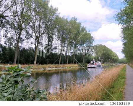 比利時達姆:一艘船正沿著運河航行 比利時達姆:一艘船正沿著運河航行 136163189