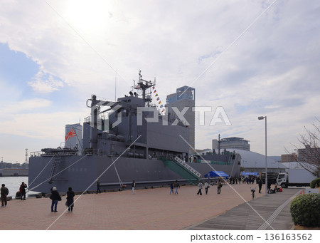 自衛隊運輸艦「日本晴號」停靠高松港 136163562