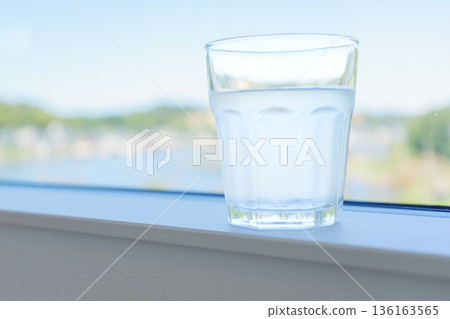 窗邊放著杯子和水。 窗邊放著杯子和水。 136163565