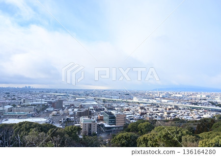 從城堡天塔上眺望雪景和駒木山城（朝名古屋方向） 136164280
