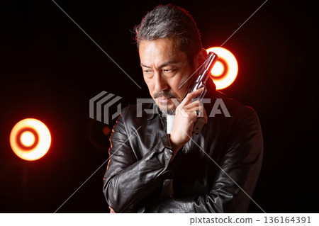 持槍男子 136164391