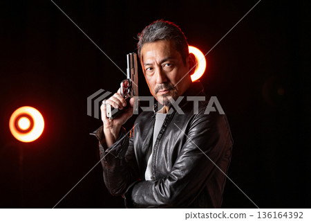 持槍男子 持槍男子 136164392