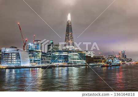 倫敦夜景：從塔橋眺望碎片大廈與泰晤士河 136164818