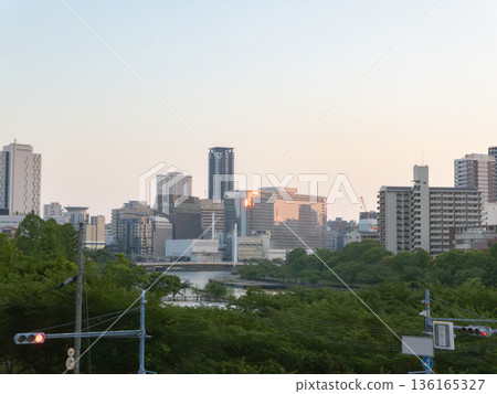 黃昏時分的城市建築與倒影 黃昏時分的城市建築與倒影 136165327