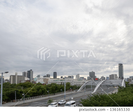 鳥瞰圖：陰雲密佈的天空、城市建築、道路和拱橋 136165330