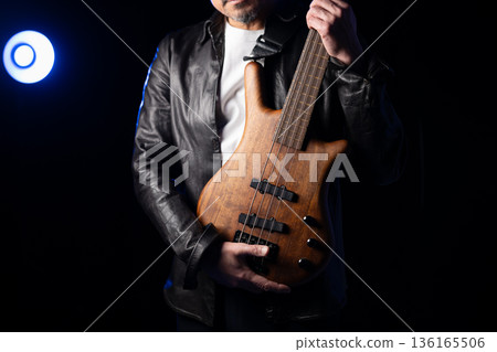 彈吉他的男人 136165506