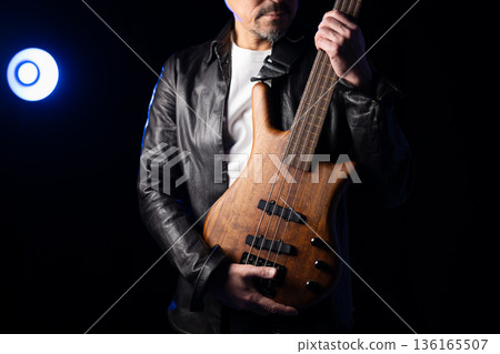 彈吉他的男人 136165507