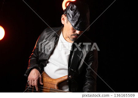 彈吉他的男人 136165509