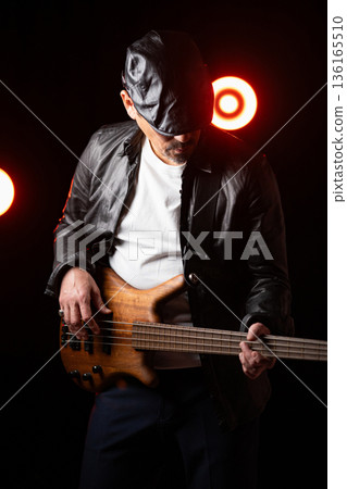 彈吉他的男人 136165510
